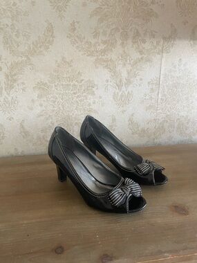 Naturalizer Black Patent Peep-Toe Heels with Bow Accent
